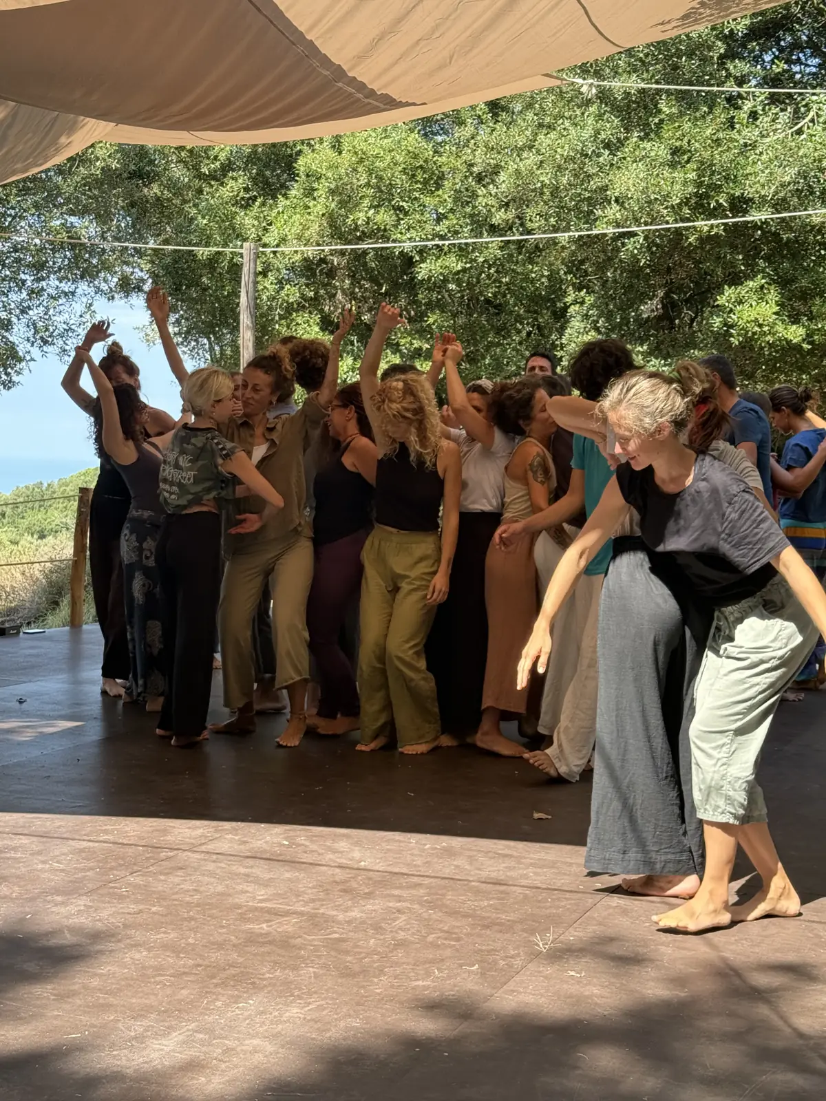 Gruppo in cerchio durante una sessione di danza e movimento libero a Valle Benedetta